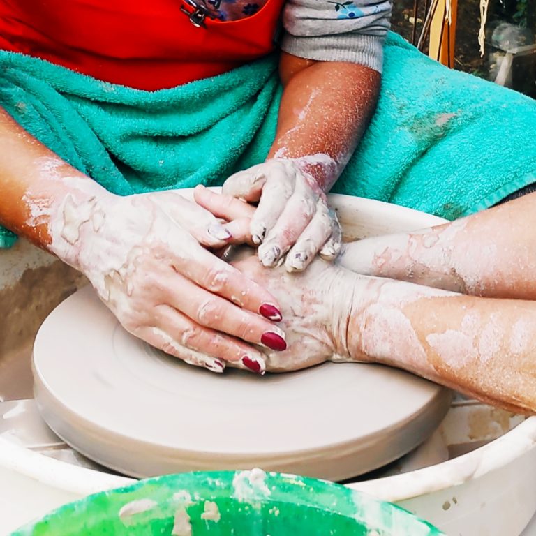 moment particulier, tournage de la poterie en individuel.